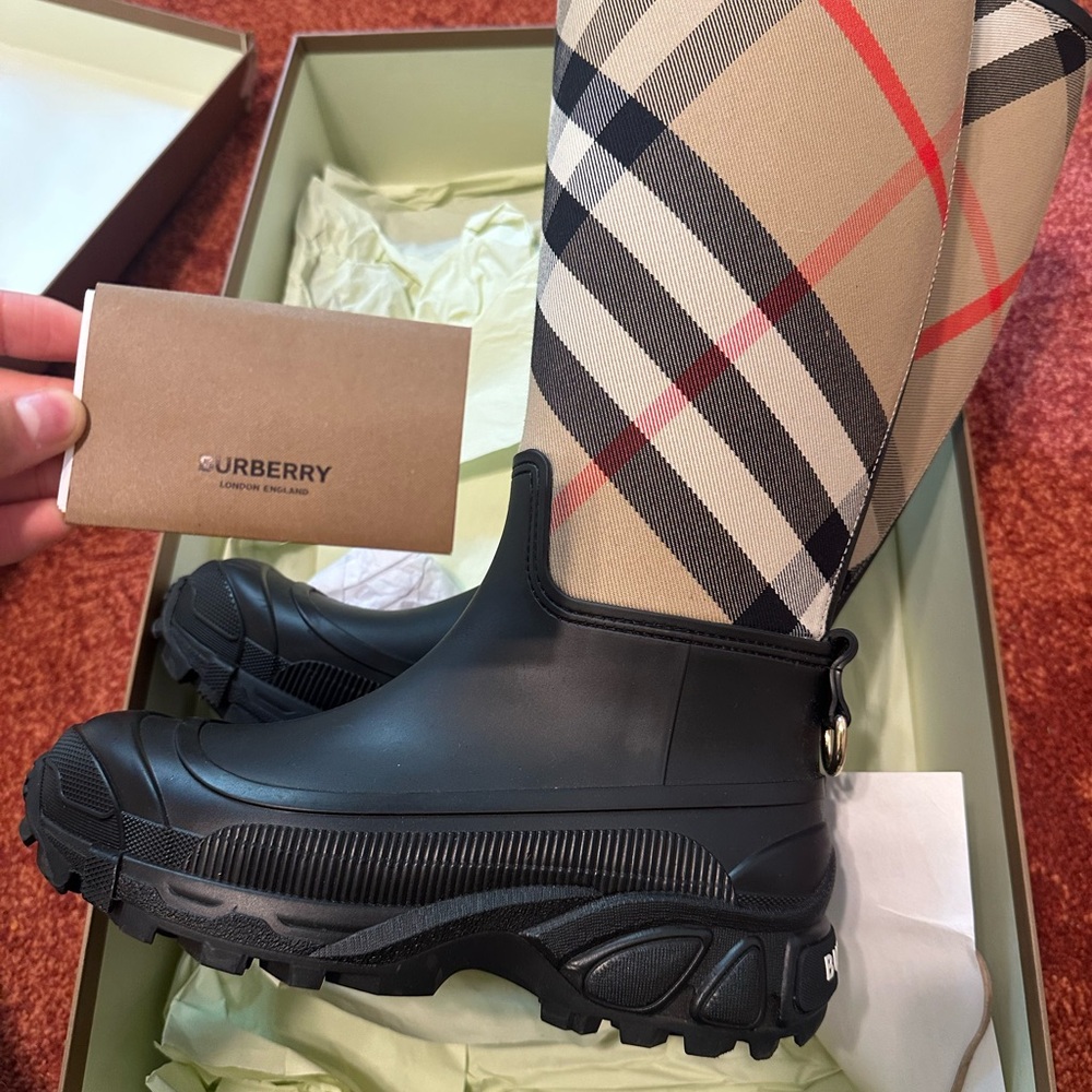 Burberry Checkered Black and Beige Boots - Picture 5 of 7